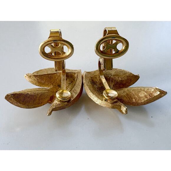 VINTAGE CROWN TRIFARI GOLD TONE FLORAL LEAF CLIP ON EARRINGS 80S COQUETTE - Picture 4 of 4